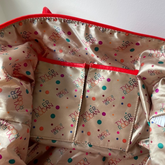 Red weekend / sports bag in a very soft and durable material - Picture 8 of 8